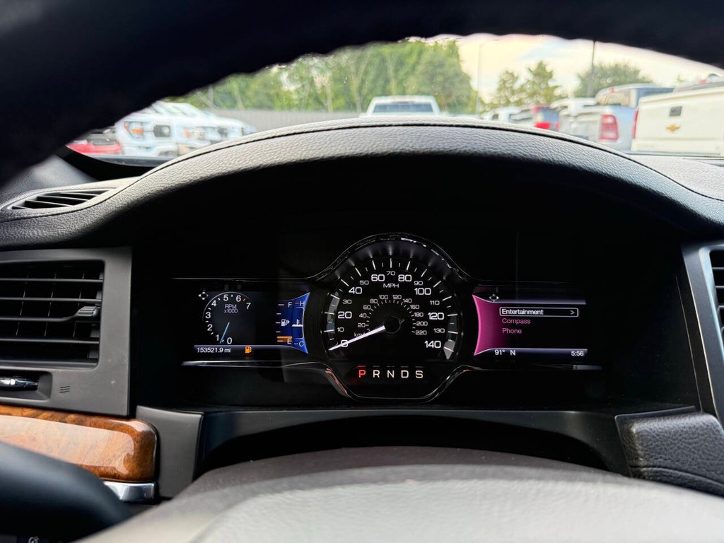 Lincoln MKS Vehicle Full-screen Gallery Image 31