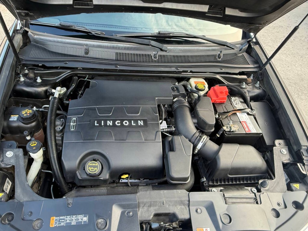 Lincoln MKS Vehicle Full-screen Gallery Image 34