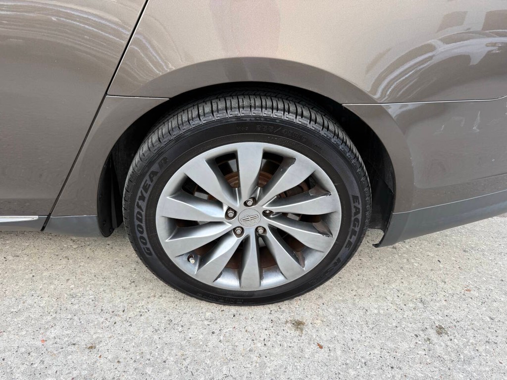 Lincoln MKS Vehicle Full-screen Gallery Image 35