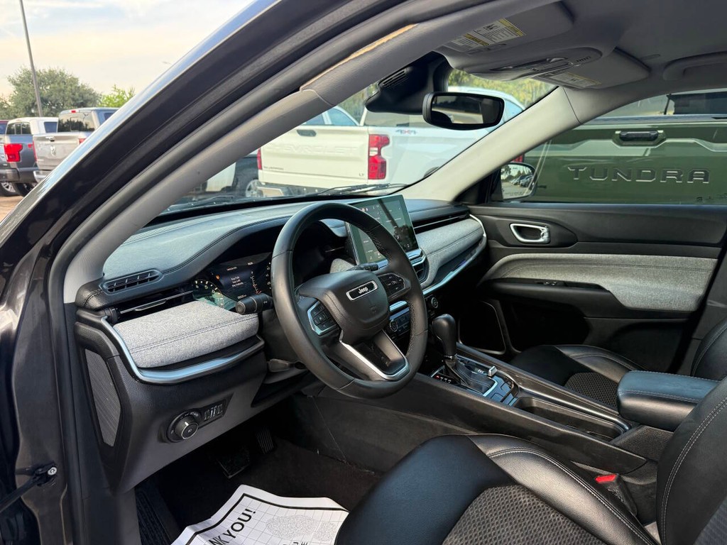 Jeep Compass Vehicle Full-screen Gallery Image 06