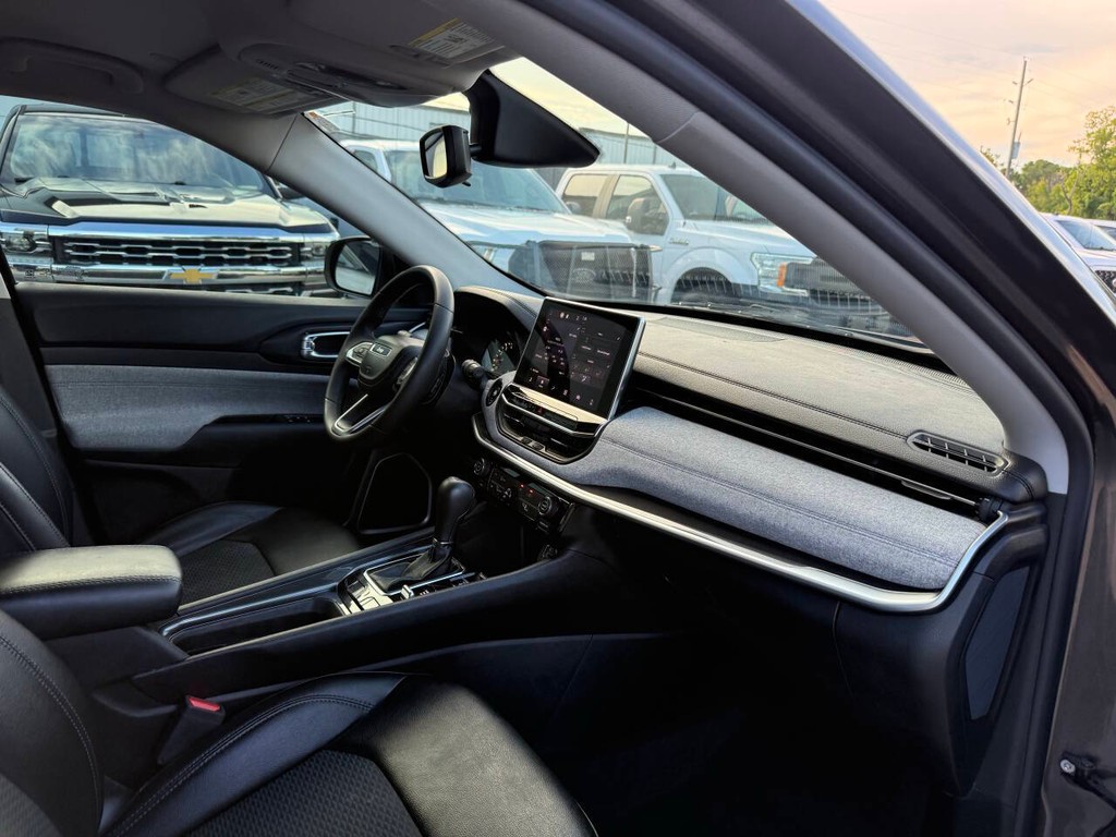 Jeep Compass Vehicle Full-screen Gallery Image 09