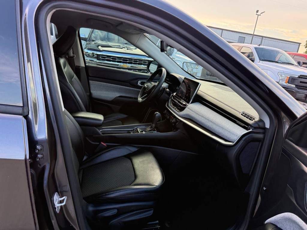 Jeep Compass Vehicle Full-screen Gallery Image 10