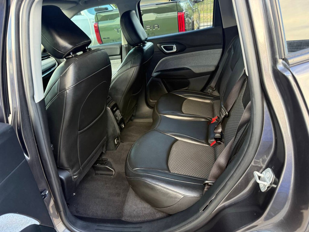 Jeep Compass Vehicle Full-screen Gallery Image 13