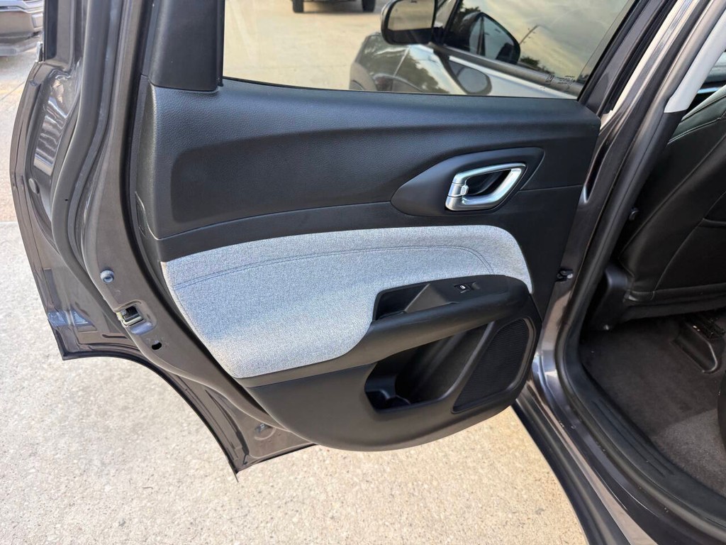 Jeep Compass Vehicle Full-screen Gallery Image 14