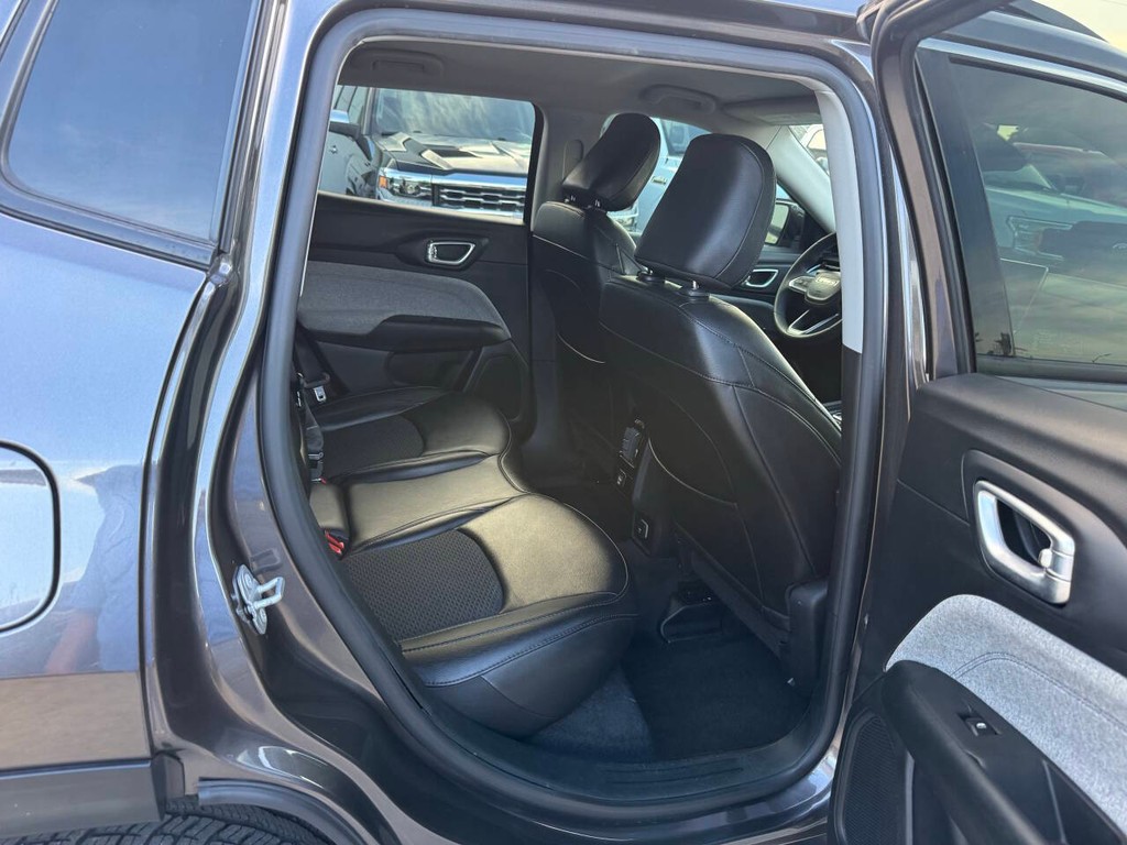 Jeep Compass Vehicle Full-screen Gallery Image 15