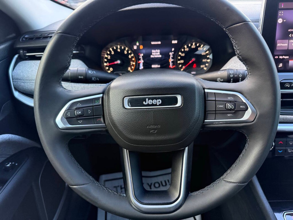 Jeep Compass Vehicle Full-screen Gallery Image 23