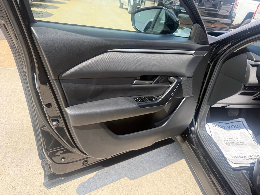 Mazda CX-50 Vehicle Full-screen Gallery Image 08