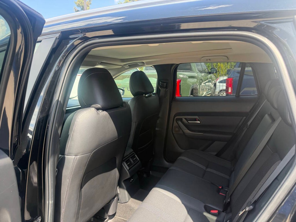 Mazda CX-50 Vehicle Full-screen Gallery Image 12