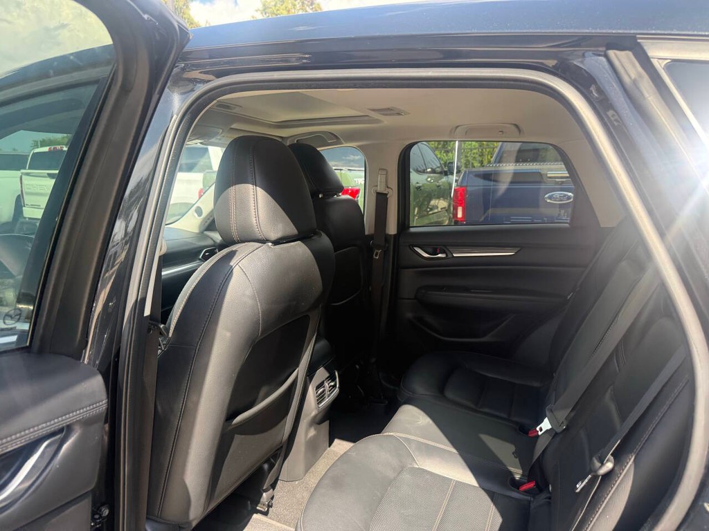 Mazda CX-5 Vehicle Full-screen Gallery Image 12