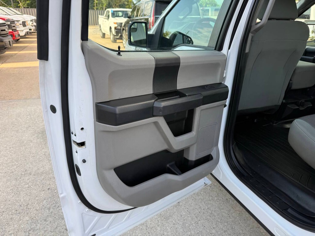 Ford F-150 Vehicle Full-screen Gallery Image 14