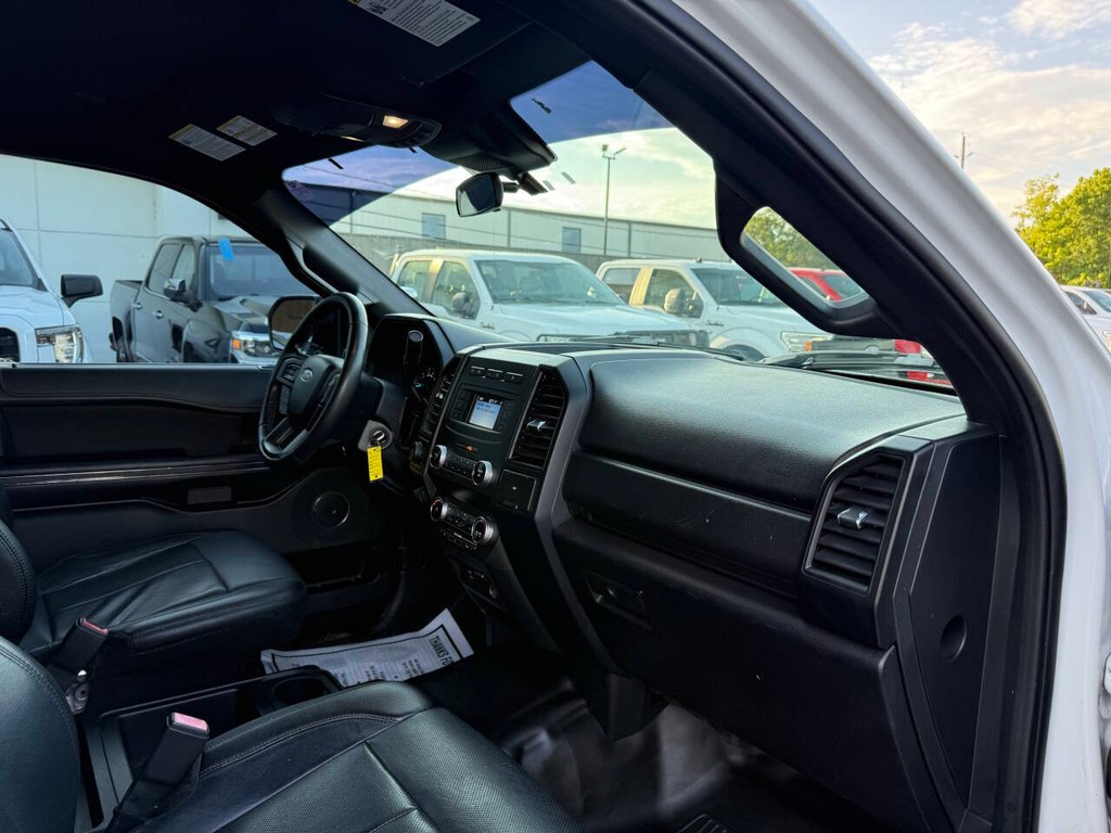 Ford Expedition Vehicle Full-screen Gallery Image 09