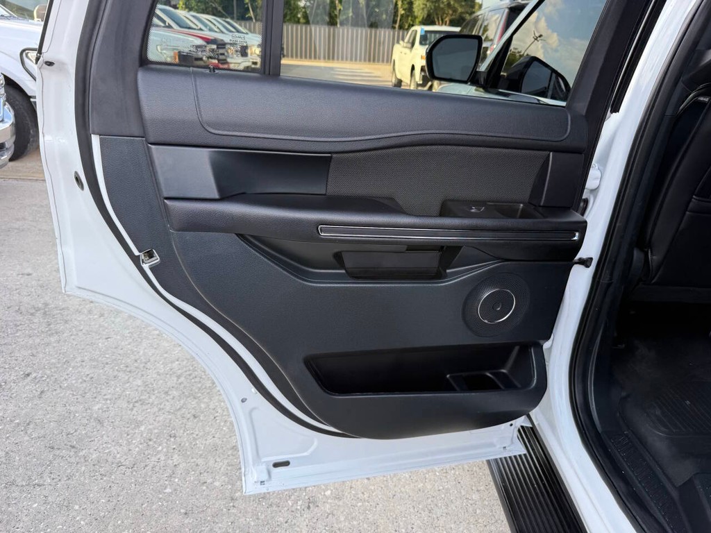 Ford Expedition Vehicle Full-screen Gallery Image 15