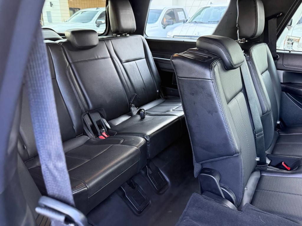 Ford Expedition Vehicle Full-screen Gallery Image 17