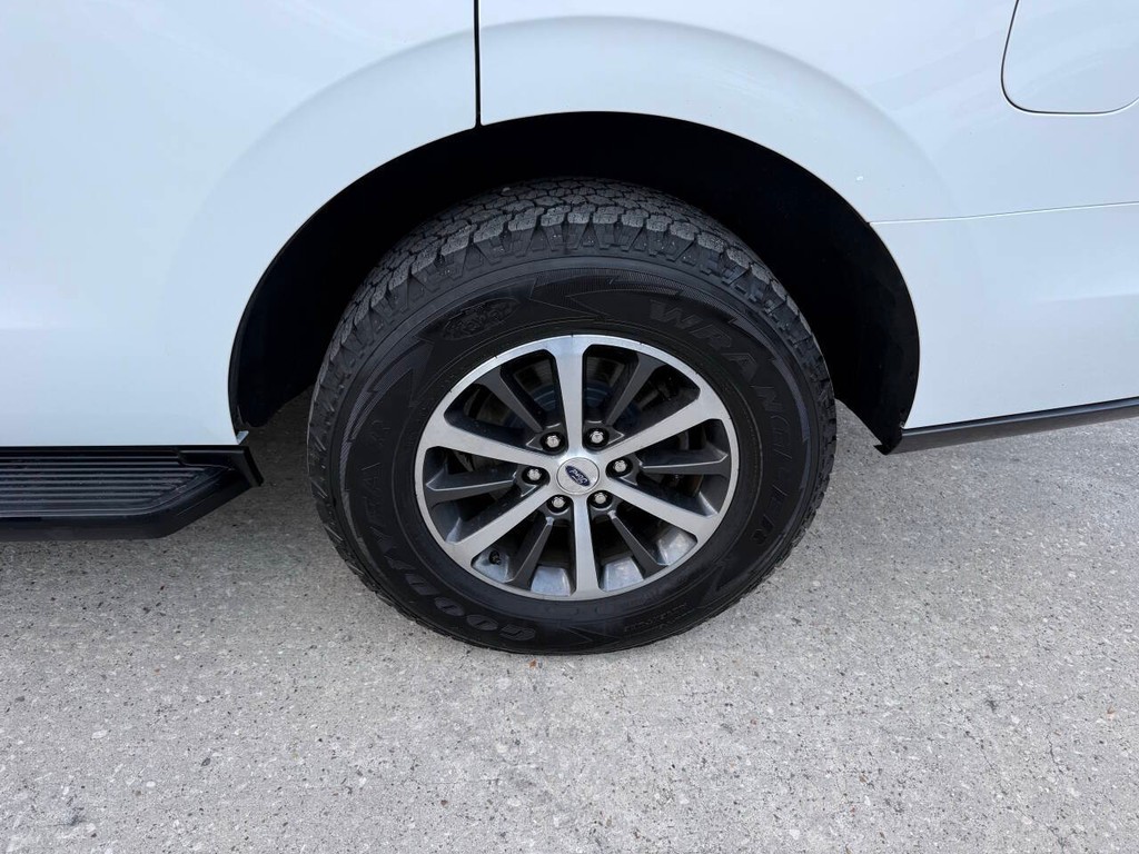 Ford Expedition Vehicle Full-screen Gallery Image 37