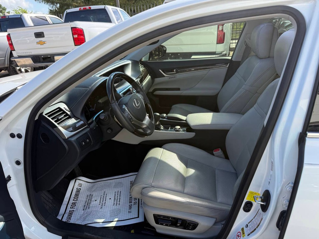 Lexus GS 350 Vehicle Full-screen Gallery Image 07