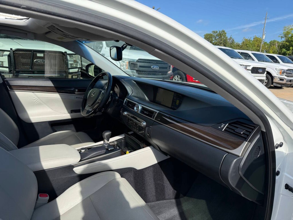 Lexus GS 350 Vehicle Full-screen Gallery Image 09