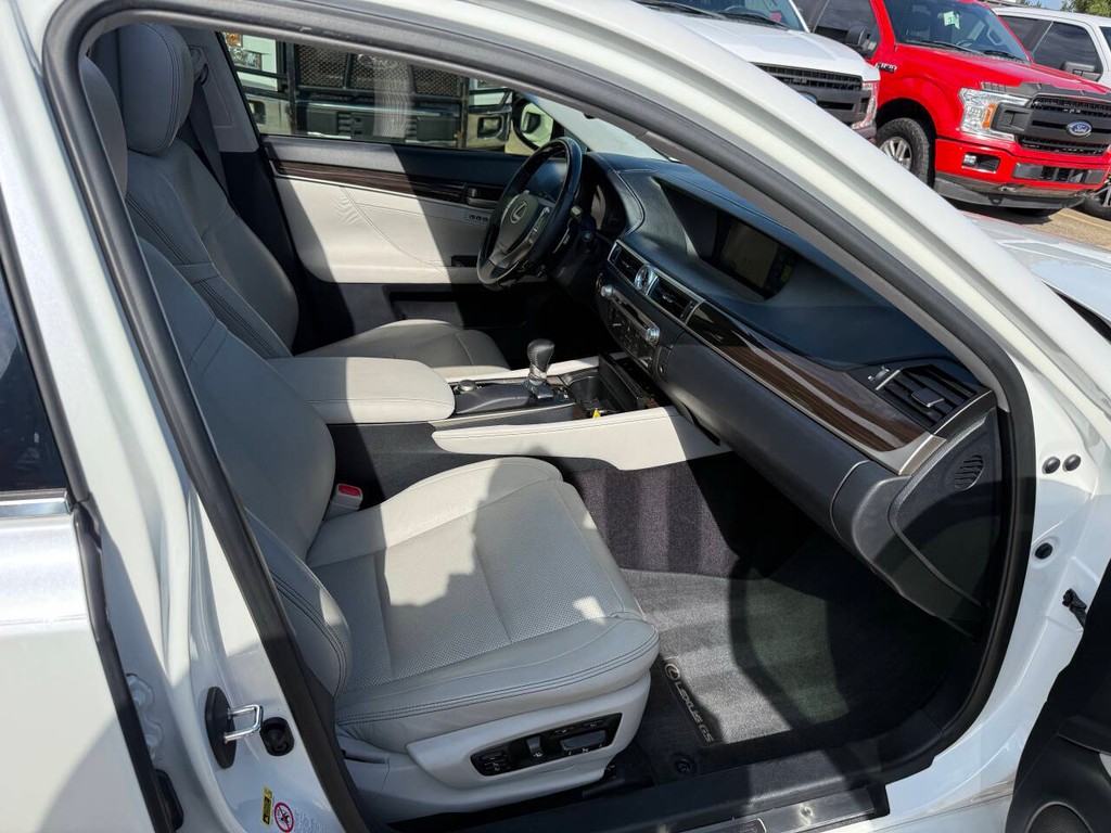 Lexus GS 350 Vehicle Full-screen Gallery Image 10