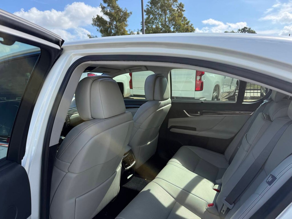 Lexus GS 350 Vehicle Full-screen Gallery Image 12