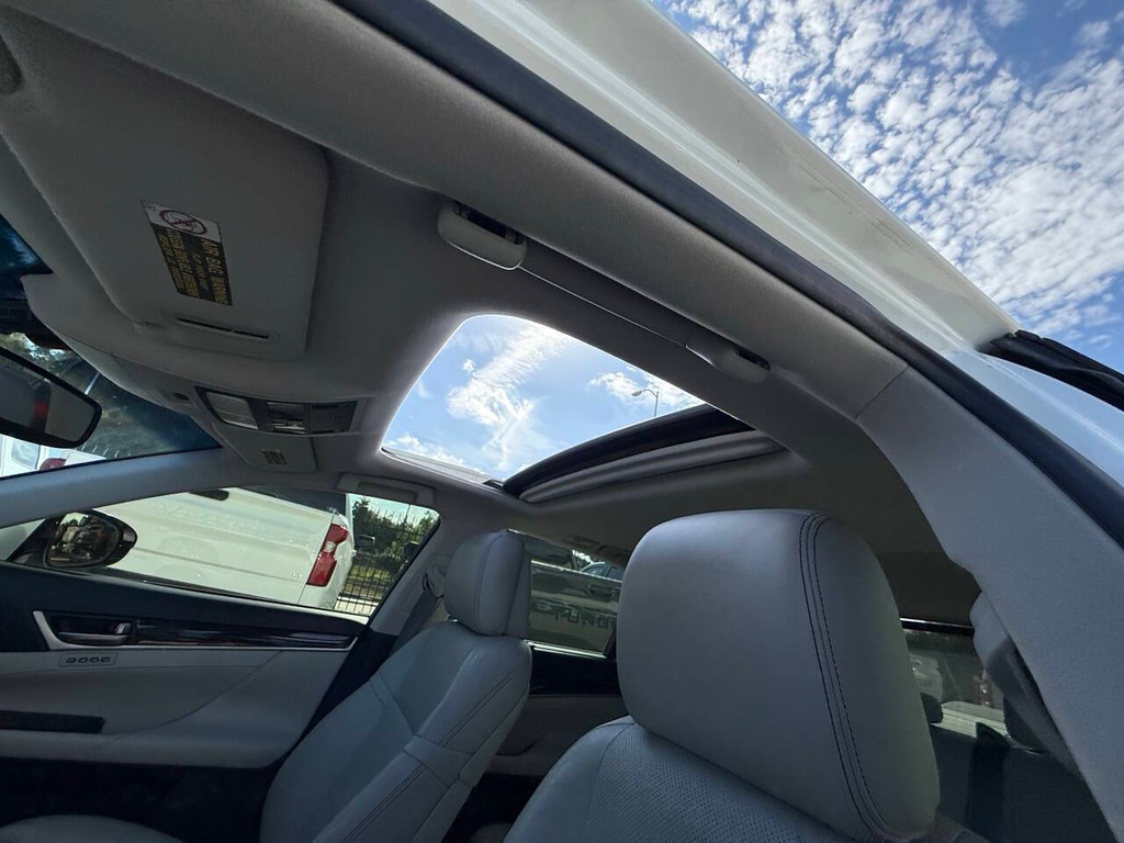 Lexus GS 350 Vehicle Full-screen Gallery Image 31