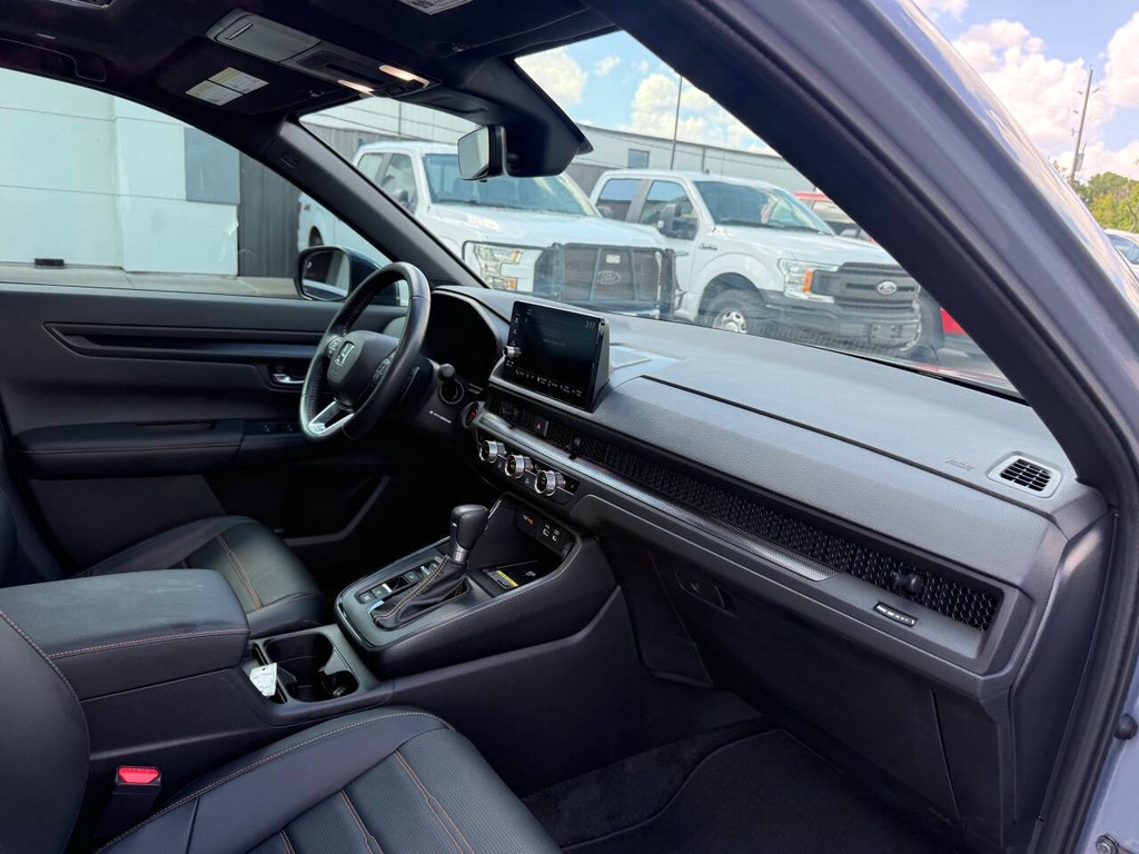 Honda CR-V Hybrid Vehicle Full-screen Gallery Image 09