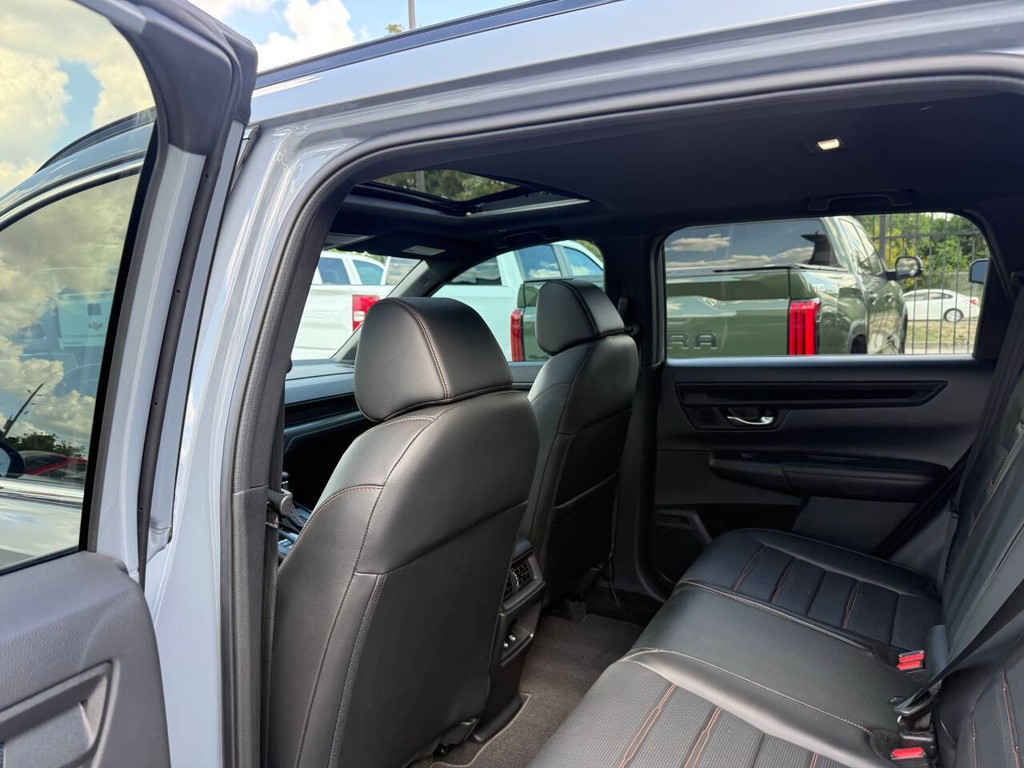 Honda CR-V Hybrid Vehicle Full-screen Gallery Image 12