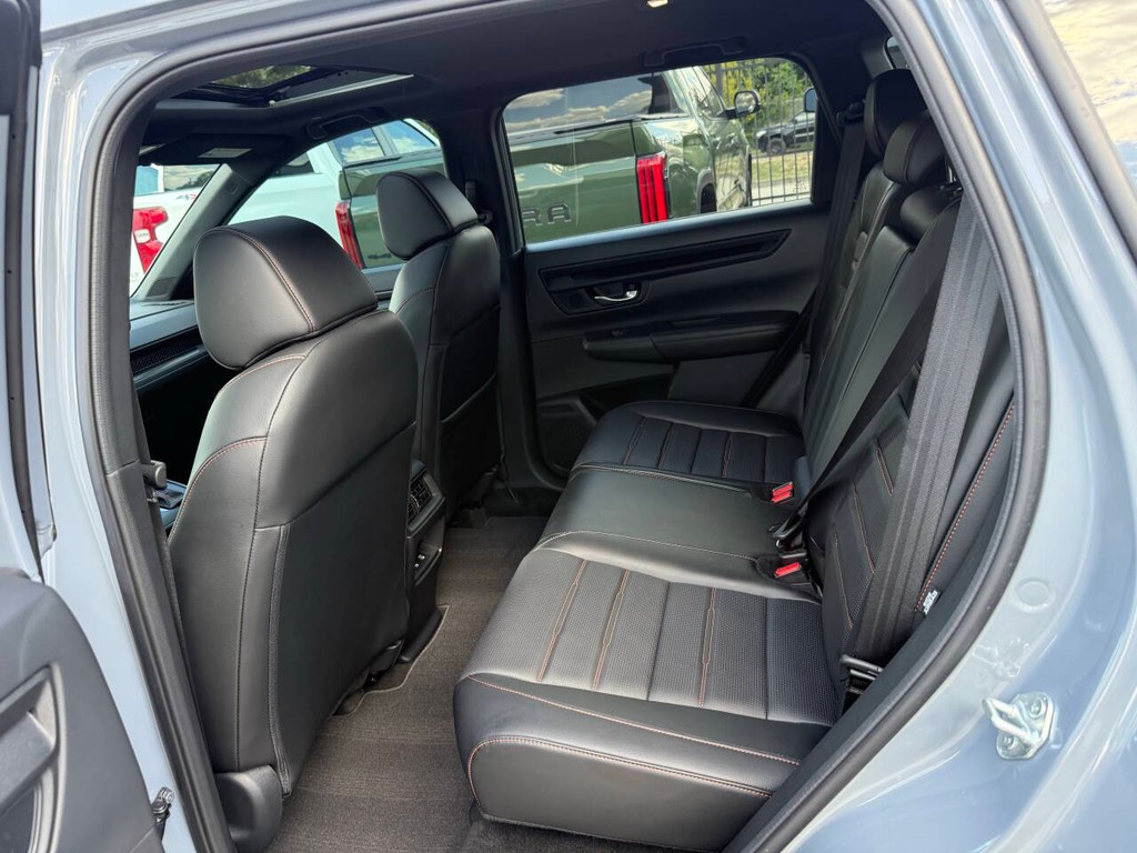 Honda CR-V Hybrid Vehicle Full-screen Gallery Image 13