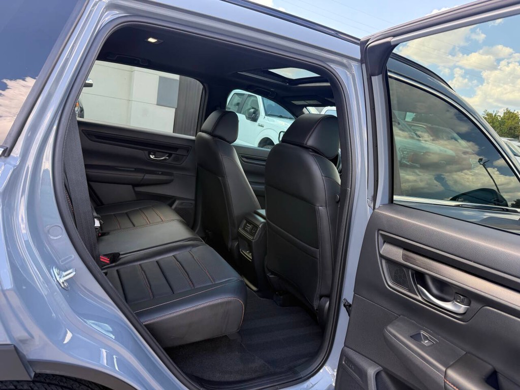 Honda CR-V Hybrid Vehicle Full-screen Gallery Image 15