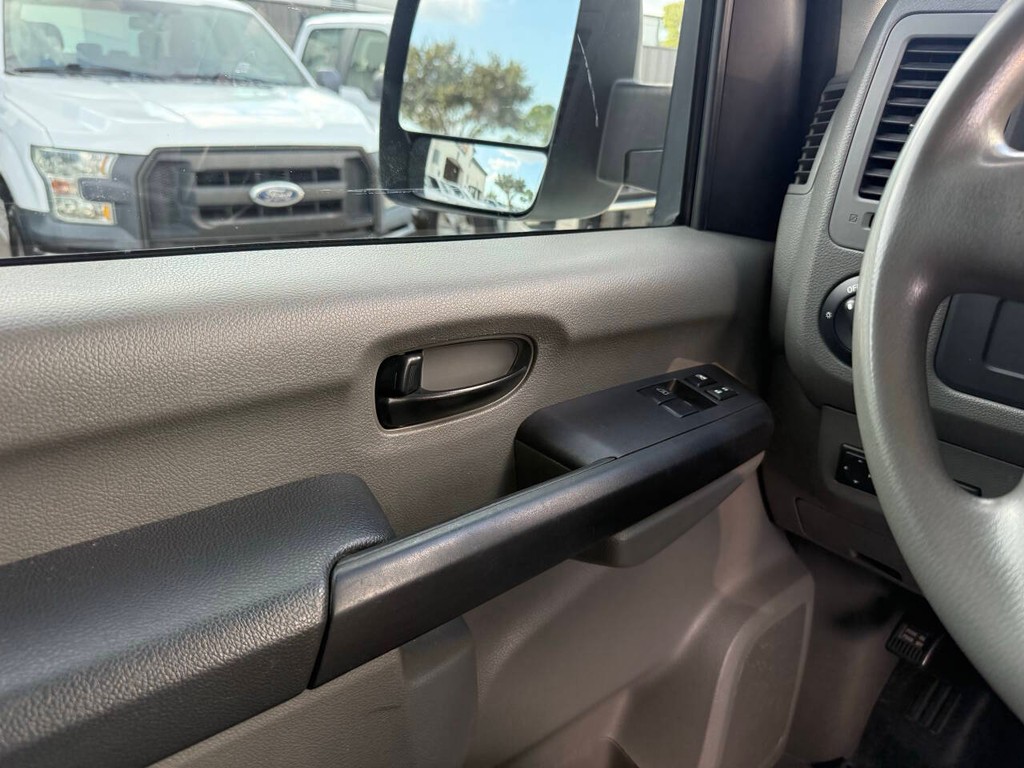Nissan NV Cargo Vehicle Full-screen Gallery Image 22