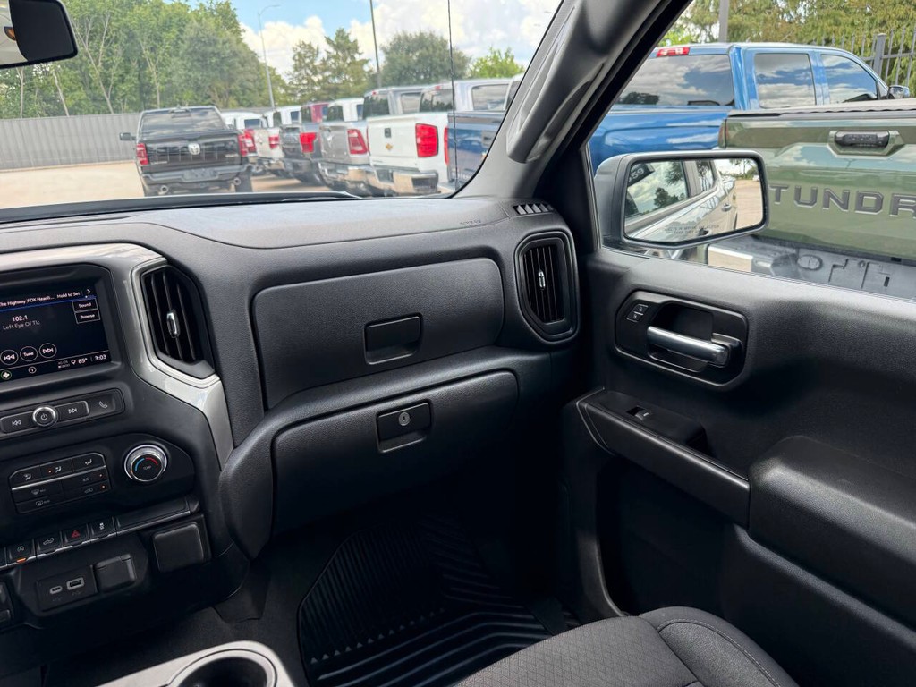 Chevrolet Silverado 1500 Vehicle Full-screen Gallery Image 16