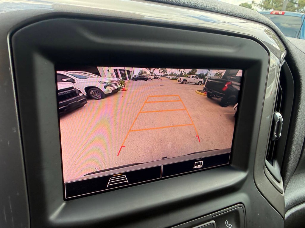 Chevrolet Silverado 1500 Vehicle Full-screen Gallery Image 24