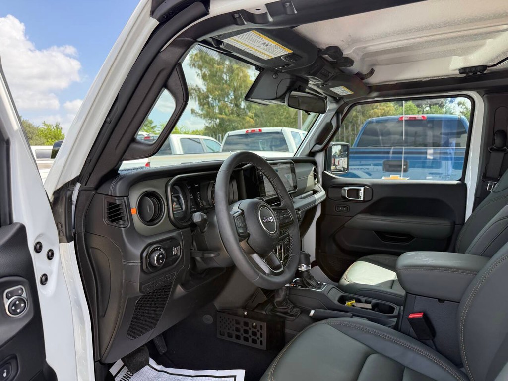 Jeep Gladiator Vehicle Full-screen Gallery Image 06