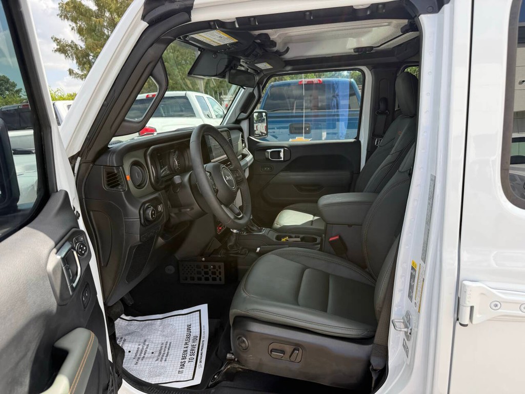 Jeep Gladiator Vehicle Full-screen Gallery Image 07