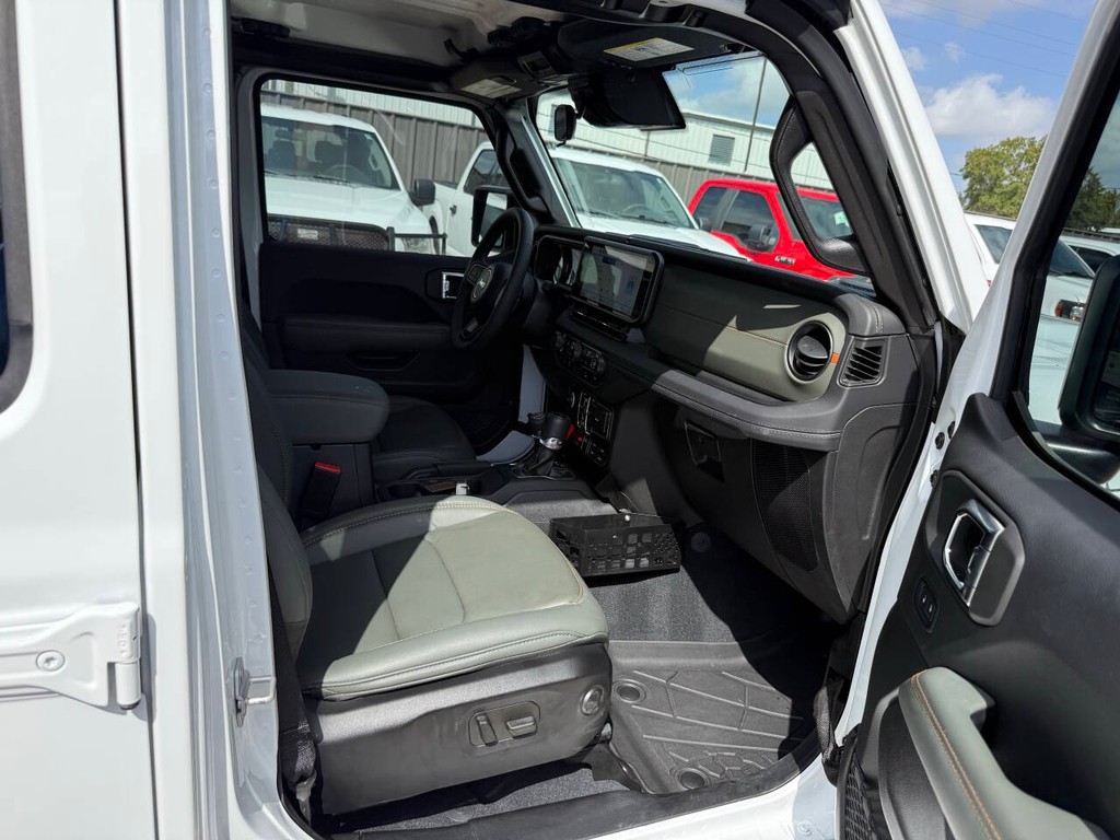 Jeep Gladiator Vehicle Full-screen Gallery Image 10