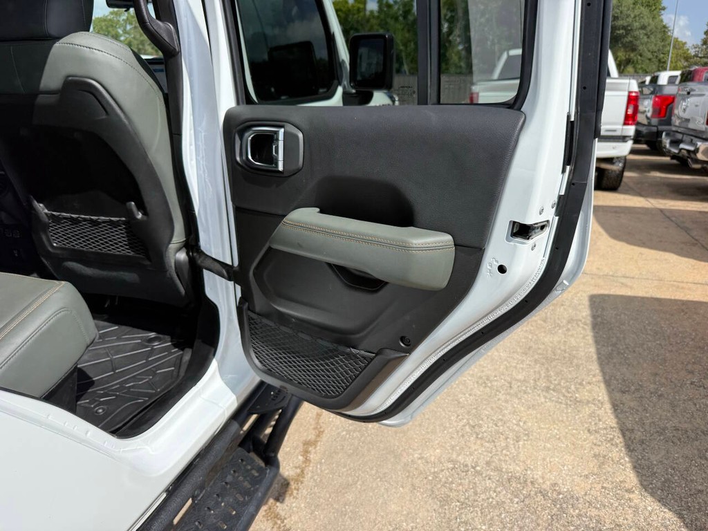 Jeep Gladiator Vehicle Full-screen Gallery Image 16