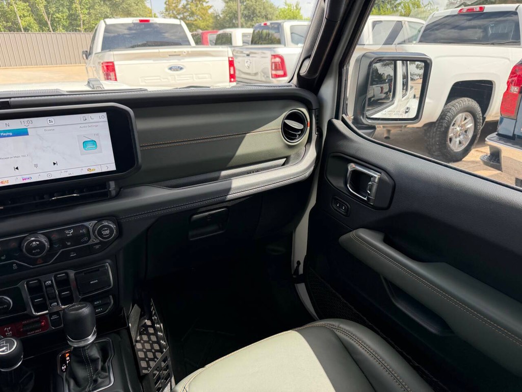 Jeep Gladiator Vehicle Full-screen Gallery Image 21