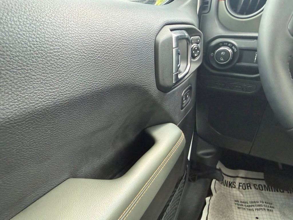 Jeep Gladiator Vehicle Full-screen Gallery Image 31
