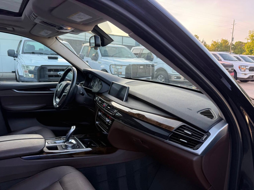 BMW X5 Vehicle Full-screen Gallery Image 09