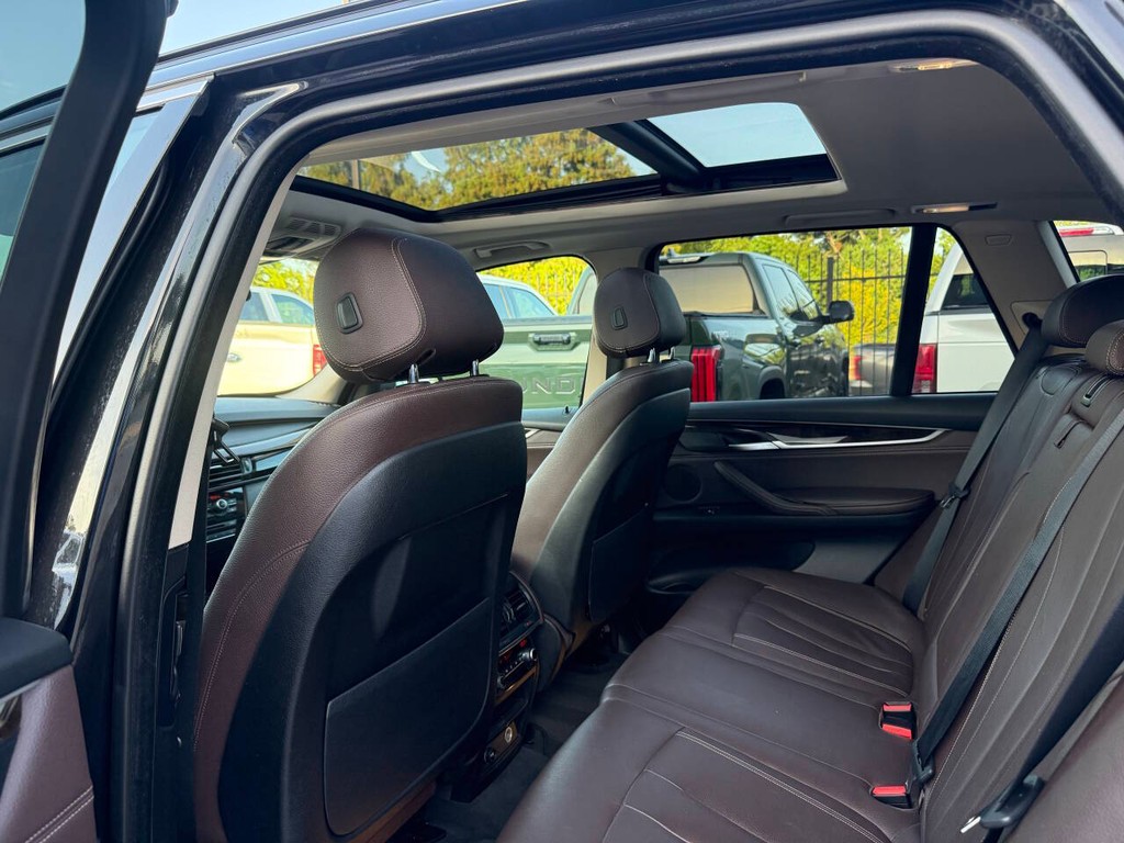 BMW X5 Vehicle Full-screen Gallery Image 12
