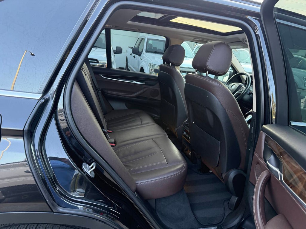 BMW X5 Vehicle Full-screen Gallery Image 15