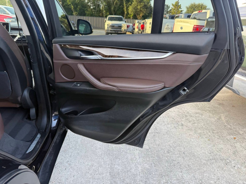 BMW X5 Vehicle Full-screen Gallery Image 16