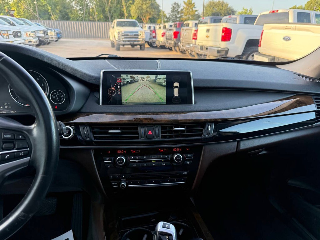 BMW X5 Vehicle Full-screen Gallery Image 24