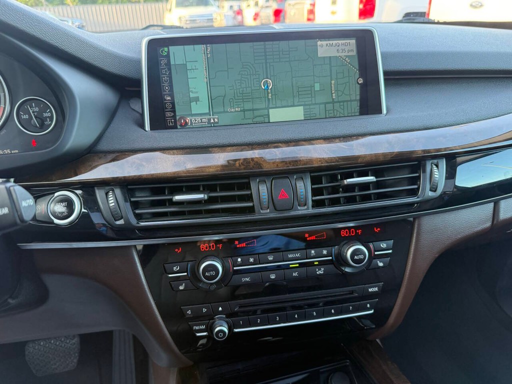 BMW X5 Vehicle Full-screen Gallery Image 27
