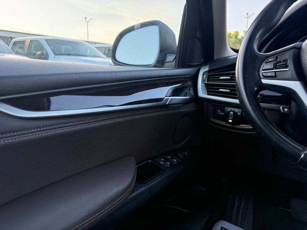 BMW X5 Vehicle Full-screen Gallery Image 30