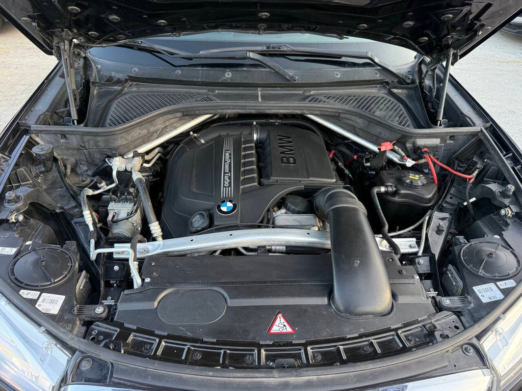 BMW X5 Vehicle Full-screen Gallery Image 34