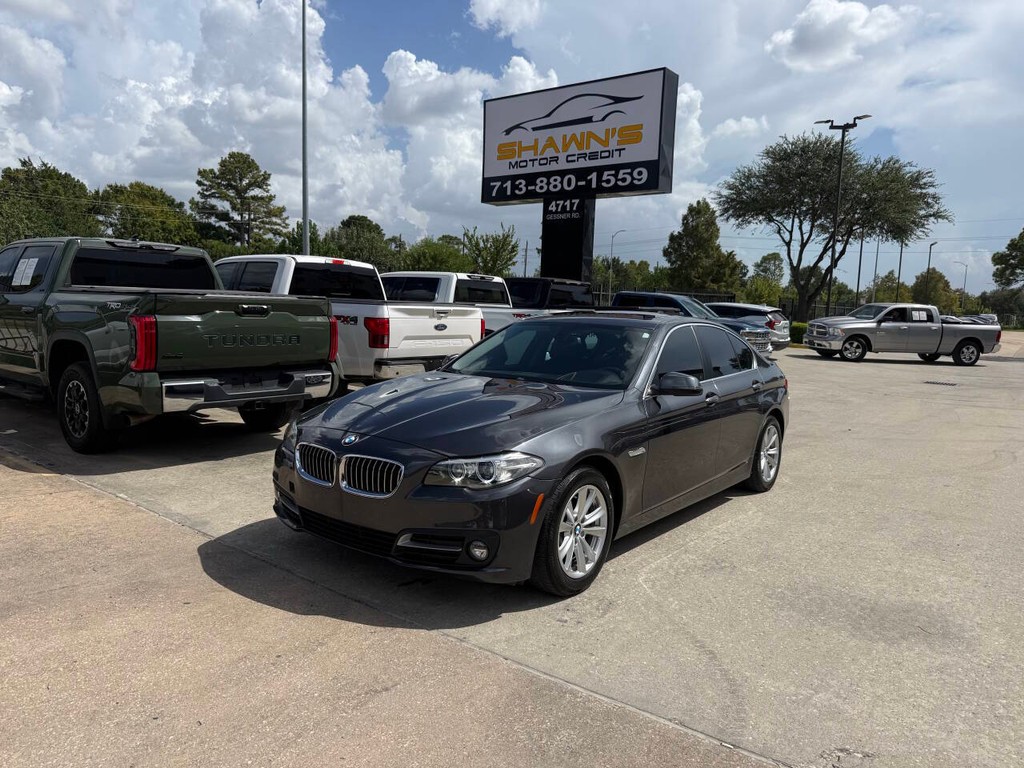 BMW 5 Series Vehicle Full-screen Gallery Image 03