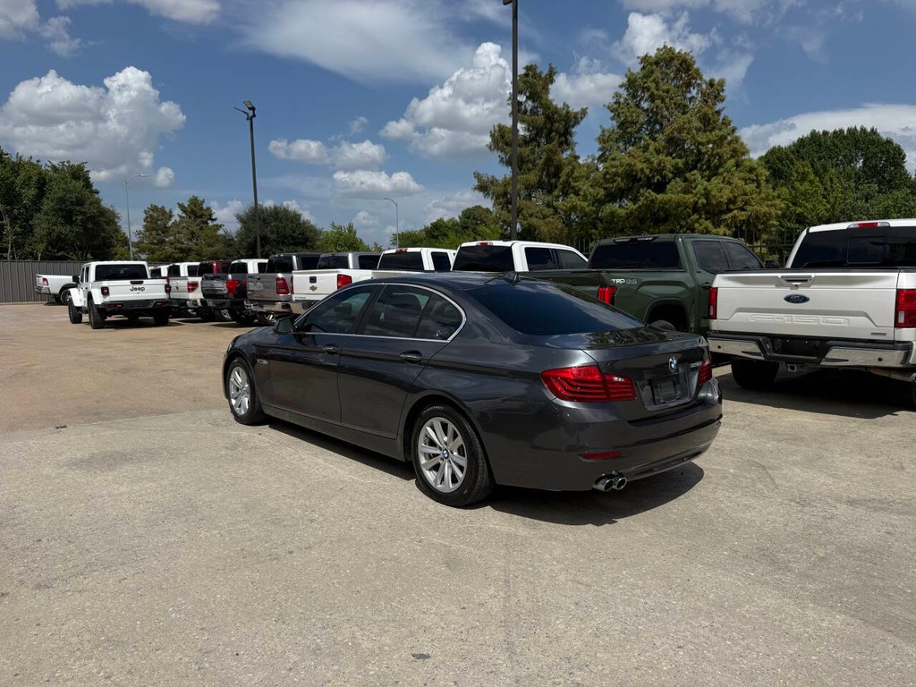 BMW 5 Series Vehicle Full-screen Gallery Image 04