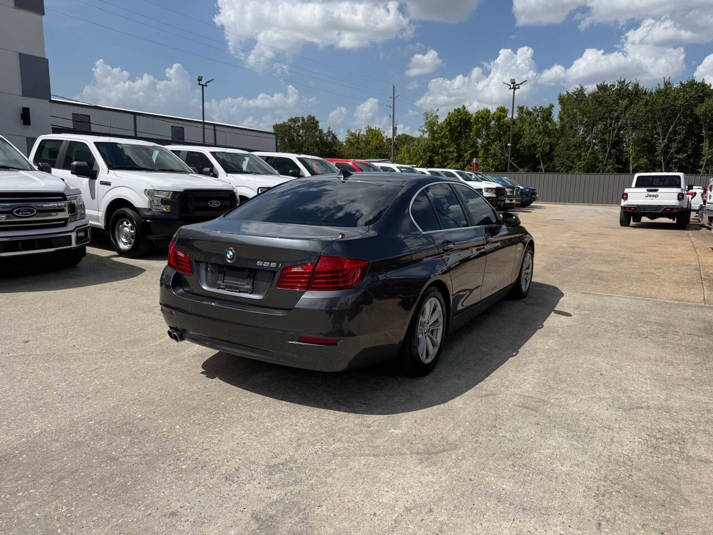 BMW 5 Series Vehicle Full-screen Gallery Image 05