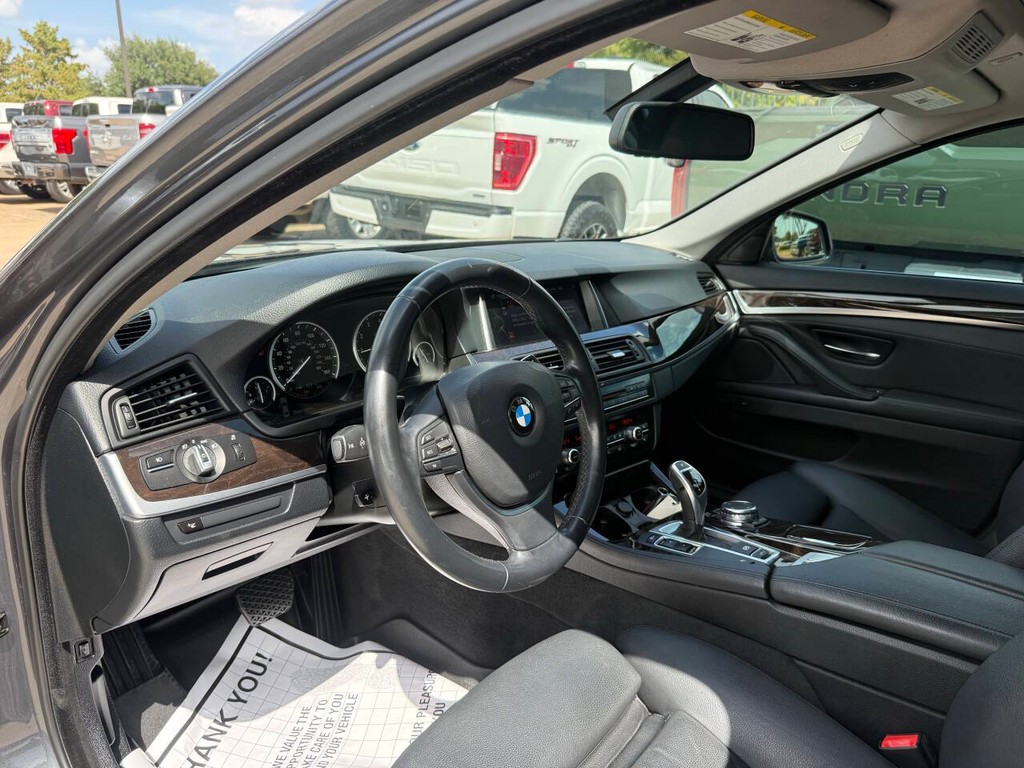 BMW 5 Series Vehicle Full-screen Gallery Image 06