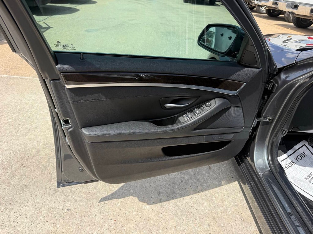 BMW 5 Series Vehicle Full-screen Gallery Image 08