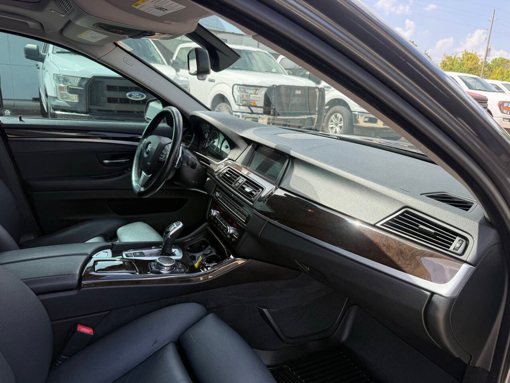 BMW 5 Series Vehicle Full-screen Gallery Image 09